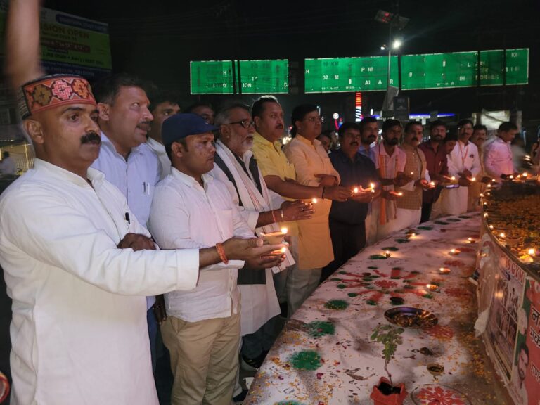 551 दीप जलाकर शहीदों को अर्पित की गई श्रद्धांजलि