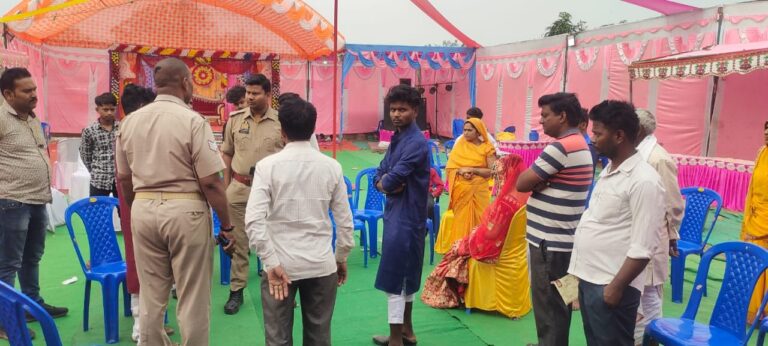 सोनभद्र:-सोशल मीडिया के जरिए प्रेमी प्रेमिका में हुआ प्यार,शादी के दिन नही आये दूल्हे राजा