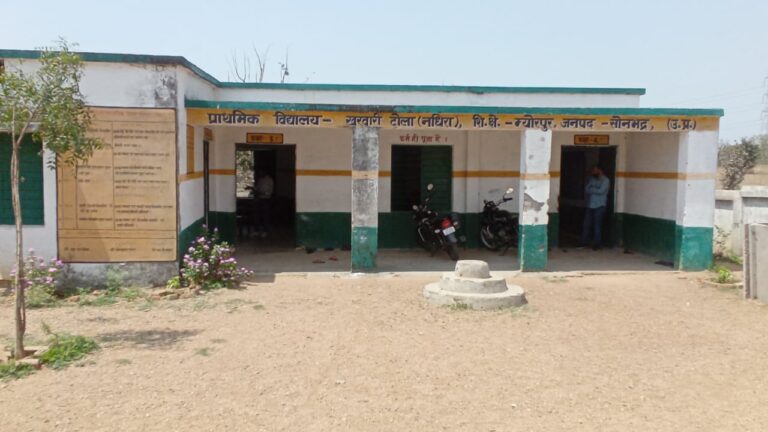 अध्यापक के विद्यालय न आने पर उठे सवाल की कार्रवाई की मांग