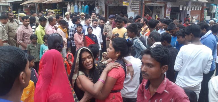 घोरावल के युवक संतोष भारती की निर्मम हत्या से आक्रोश,परिजनों ने बारिश में किया चक्का जाम