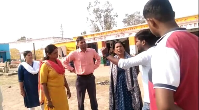 Sonbhadra News : शिक्षा का मंदिर बना अखाड़ा,बच्चे बने दर्शक पुलिस मौके पर…