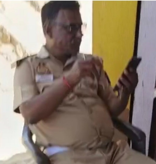 सोनभद्र:-खाकी हुई शर्मसार, घुस लेने का वीडियो हुआ वायरल,सस्पेंड