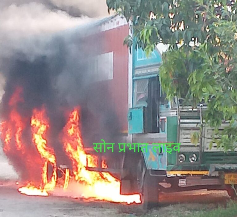 Breaking:-सड़क पर दौड़ रही कंटेनर में लगी भीषण आग ।