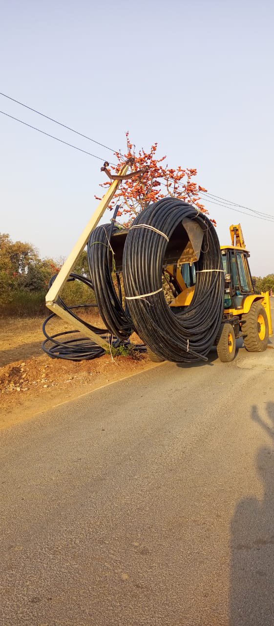 जल आपूर्ति के लिए लग रहे पाइप के दौरान विद्युत पोल टूटा, विद्युत आपूर्ति कई दिनों से बाधित, नही हो रही कोई सुनवाई।