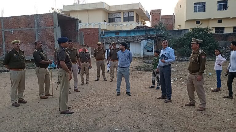 दुद्धी : प्रशासनिक अधिकारियों ने फ्लैगमार्च कर होलिका दहन स्थल का लिया जायजा।