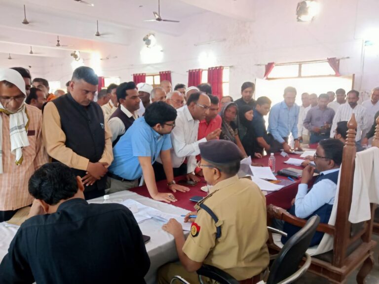 दुद्धी संपूर्ण समाधान दिवस में कमिश्नर के समक्ष अवैध उत्खनन, राजस्व,नगर पंचायत, खाद्यान्न, कनहर परियोजना विस्थापन आदि शिकायती प्रार्थना पत्र का लगा अंबार।