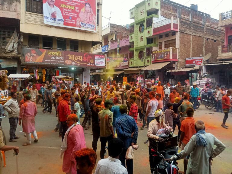 हुडदंगियों की बारात, दूल्हे संग आकर्षक ढंग से ऊंट पर निकली।