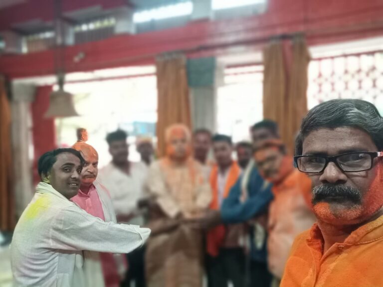 संकट मोचन मन्दिर दुद्धी पर फाग गीतों के साथ जमकर उड़े अबीर गुलाल।