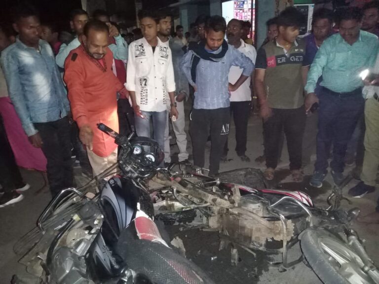 लिलासी: दो मोटरसाइकिल में जोरदार भिड़ंत दो घायल, एक गंभीर।