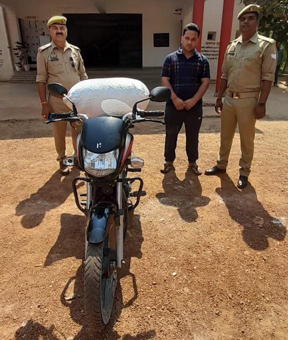 एसओजी व थाना करमा पुलिस द्वारा 01 नफर अभियुक्त को गिरफ्तार कर उसके कब्जे से 15 किलो 850 ग्राम अवैध मादक पदार्थ गांजा(कीमत लगभग 01 लाख 50 हजार रुपये) व एक अदद मोटरसाइकिल बरामद।