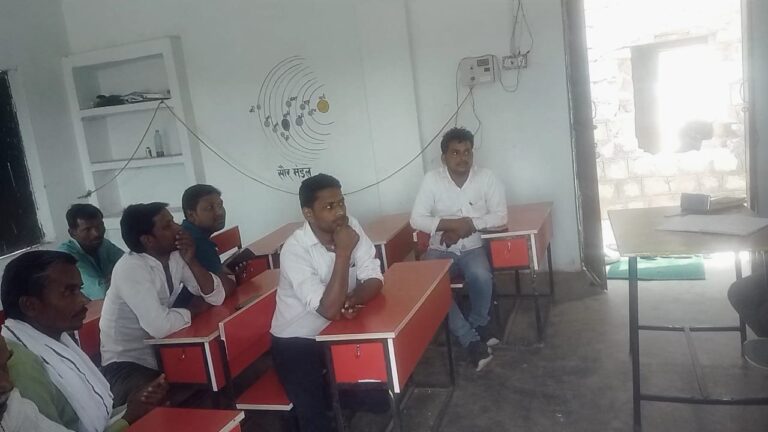 नीलामी ध्वस्त विद्यालय का ग्राम प्रधान के मौजूदगी में कराया गया।