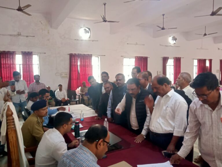 अधिवक्ताओं ने संपूर्ण समाधान दिवस में तहसीलदार के न्यायलय में धारा 35 (1) ग आदेश परवाना कंप्यूटर में अपलोड कराने के लिए दिया प्रार्थना