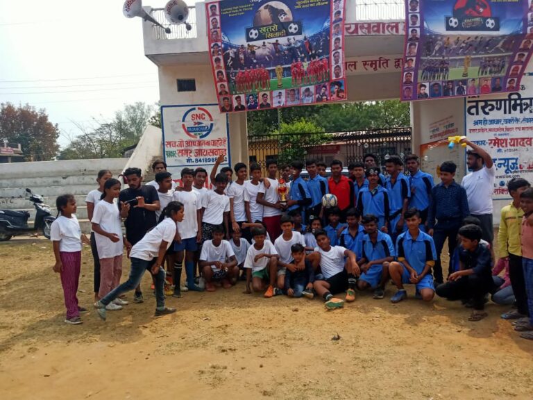 17 वर्ष से कम उम्र के बच्चों के मैत्रीपूर्ण फुटबॉल मैच में दुद्धी व महुली की टीम 1-1 गोल कर बराबर पर रही।