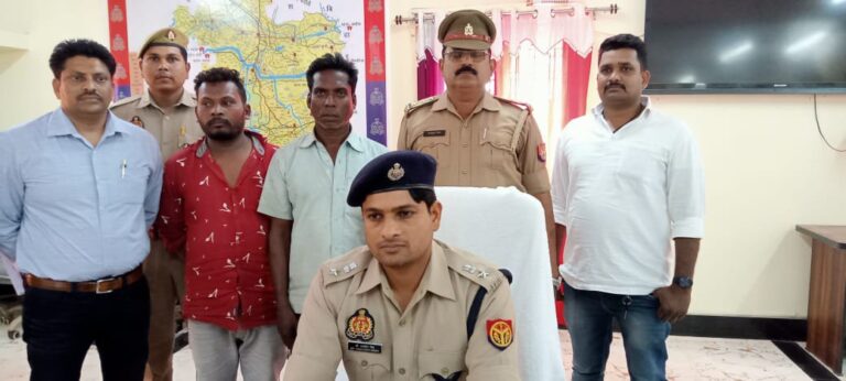 सोनभद्र : 50 लाख के गांजा के साथ दो तस्कर को रॉबर्ट्सगंज पुलिस व एस ओ जी टीम ने किया गिरफ्तार।