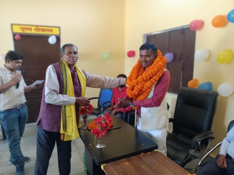 गुलाल झरिया युवा ग्राम प्रधान त्रिभुवन यादव मुख्यमंत्री पुरस्कार के लिए चयनित।