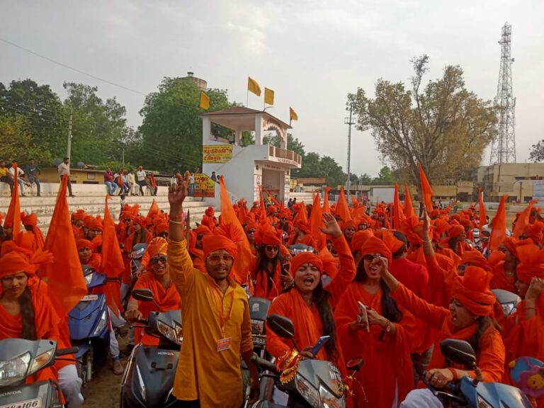 बालिकाओं ने दुर्गावाहिनी स्कूटी जुलुस निकाल कर किया शक्ति शौर्य का प्रदर्शन।