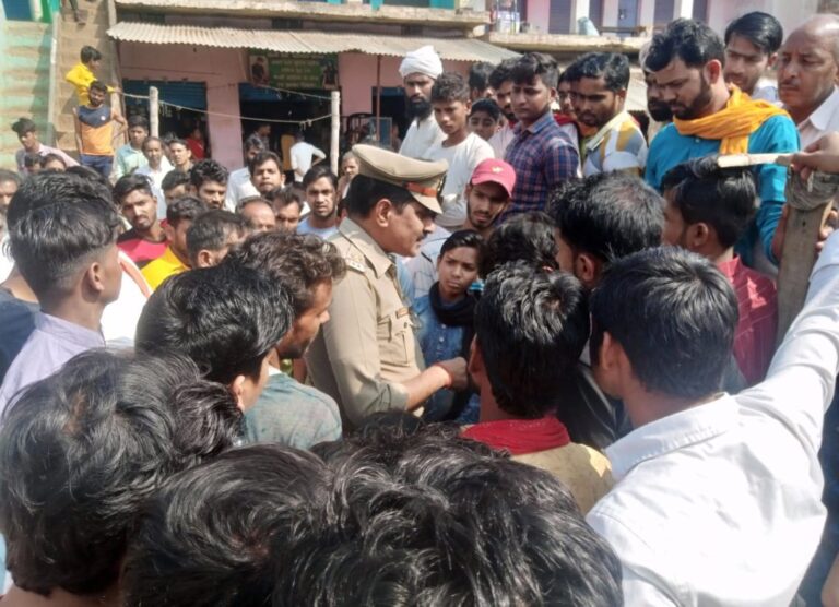 दुकानें जलाए जाने के आक्रोश में भीषण चक्का जाम,भारी संख्या में पुलिस बल तैनात।