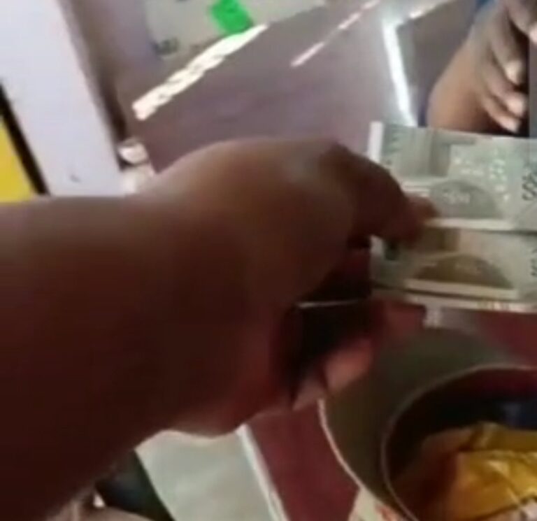 पन्नूगंज में यातायात दरोगा की घूस लेते वीडियो वायरल, पुलिस अधीक्षक ने किया निलंबित।