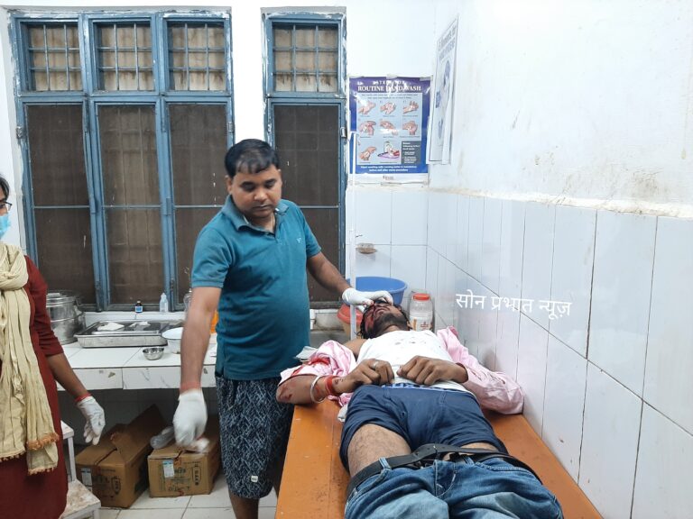 बोलोरो मोटरसाइकिल की अपने सामने टक्कर में दो घायल रेफर