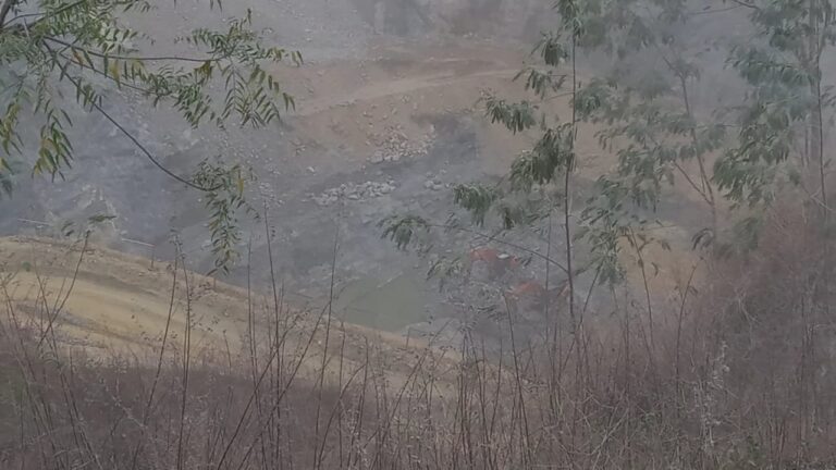 मानक विपरीत चल रहा बिल्ली रेलवे स्टेशन से सटा खादान ,मौत के कुआँ से कम नही,