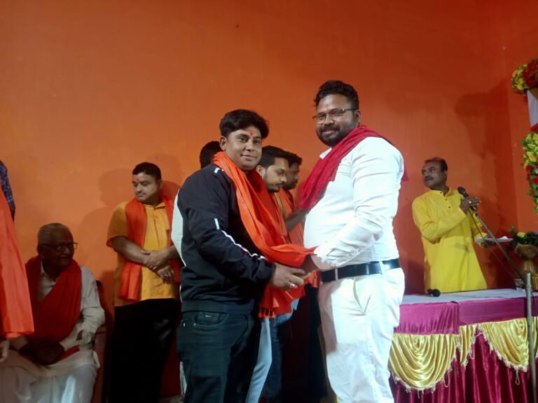 जय बजरंग अखाड़ा समिति रामनगर के प्रांगण में पूजा संपन्न कराए जाने के उपरांत भव्य भंडारे का हुआ आयोजन