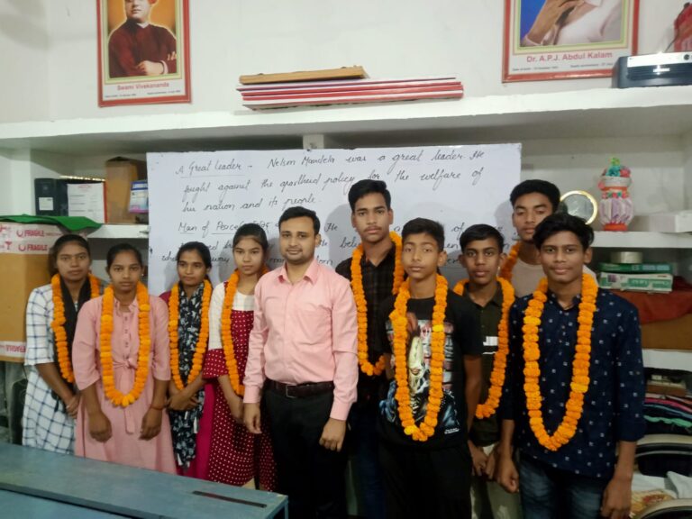 योर इंग्लिश वर्ल्ड एण्ड जीएस रिसर्च सेंटर में हाईस्कूल व इंटरमीडिएट में सर्वाधिक अंक लाने वाले प्रतिभाशाली छात्रों का सम्मान हुआ