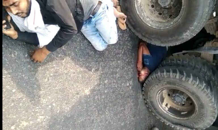 ट्रक के चपेट में आने से बाइक सवार की मौत, दूसरा घायल
