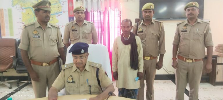 रामपुर बरकोनिया पुलिस ने हत्या में संलिप्त व्यक्ति को किया गिरफ्तार, आलाकत्ल बरामद।