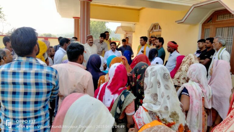 ब्लास्टिंग के पत्थर गिरने व धोखे में अंगूठा लगवा लेने से रहवासी लोग परेशान।