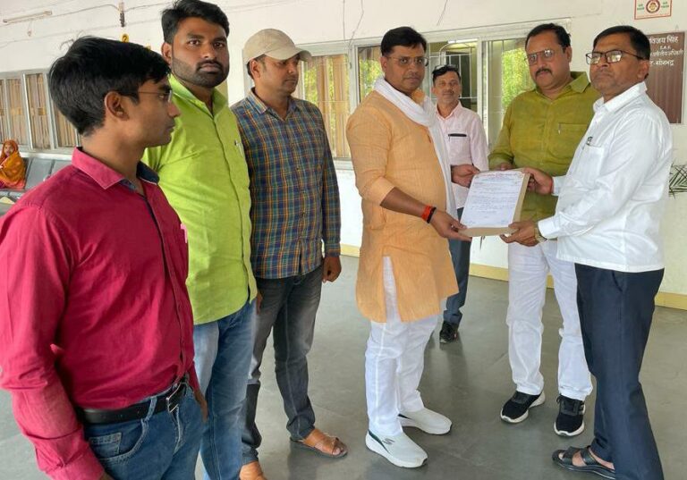 समय परिवर्तन के लिए उत्तर प्रदेशीय प्राथमिक शिक्षक संघ जनपद इकाई सोनभद्र के जिलाध्यक्ष योगेश कुमार पाण्डेय ने दिया ज्ञापन ।