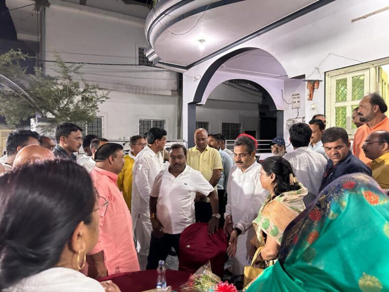 जयभारत सत्यागृह में आये कांग्रेस कार्य कर्ताओं एवम अतिथि जन के सम्मान में ज्ञानेंद्र सिंह ज्ञानू ने रखा सहभोज।