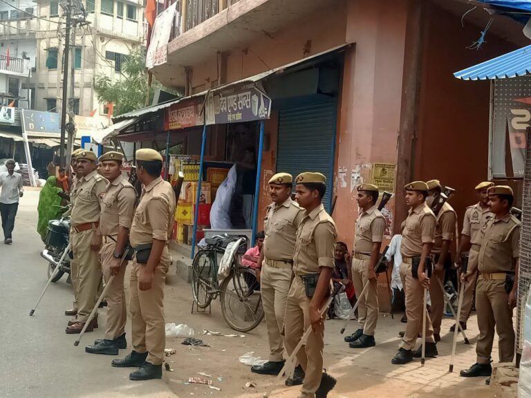 दुद्धी पुलिस क्षेत्राधिकारी दद्दन प्रसाद गौंड नें शांति सुरक्षा व्यवस्था के मद्देनजर पीएससी व पुलिस के जवानों संग किया मार्च।