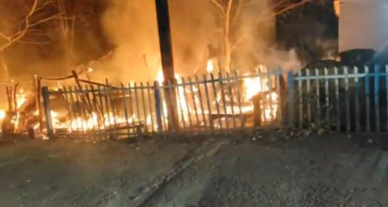 रेणुकूट क्षेत्र के हाई टेक में रेलवे क्रासिग से सटी दुकानो मे लगी भीषण आग, चार दुकानें जलकर स्वाहा।