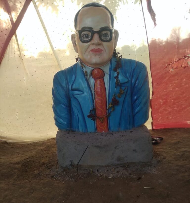 सोनभद्र : डा. अम्बेडकर जी की प्रतिमा उखाड़ने से आक्रोश।