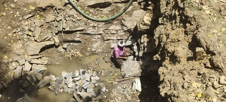 सिचाई कूप निर्माण में मानक की अनदेखी धराशाही होने की आशंका