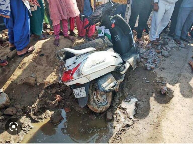 ट्रैक्टर ट्राली में स्कूटी सवार की टक्कर, से टक्कर दो लोगों की मौत