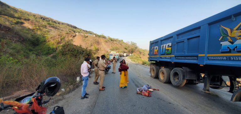 मारकुंडी घाटी में मोटरसाइकिल सवार महिला ट्रक के चपेट में आने से एक की मौत दो घायल