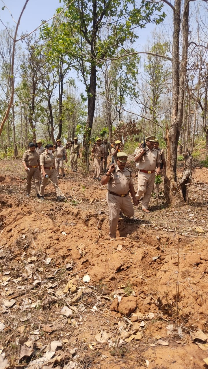प्रभारी निरीक्षक ने पीएससी बलो के साथ घने जंगल मे किया काम्बिंग