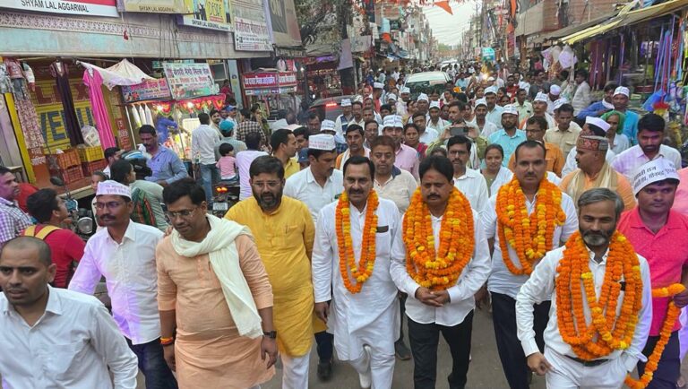 सोनभद्र नवीन पेंशन के विरोध में सड़क पर उतरे सभी विभागों के कर्मचारी, निकाली पदयात्रा।