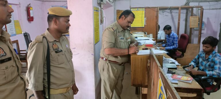 प्रभारी निरीक्षक ने बैंकों में शाखा प्रबन्धक से लिया लिया सुरक्षा का जायजा