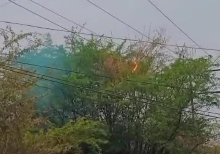 हाइटेंशन तार दे रहा खतरे को दावत , राहगीरों में अप्रिय घटना का बना भय