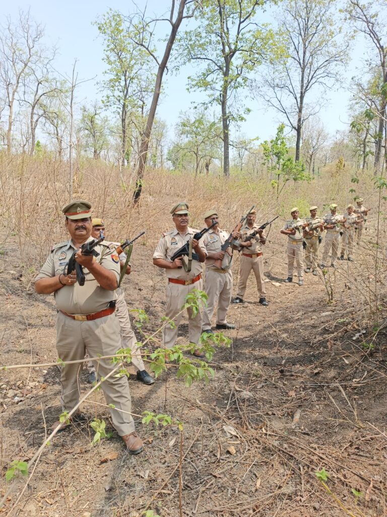 प्रभारी निरीक्षक ने पीएससी बल के साथ घने जंगल मे किया काम्बिंग
