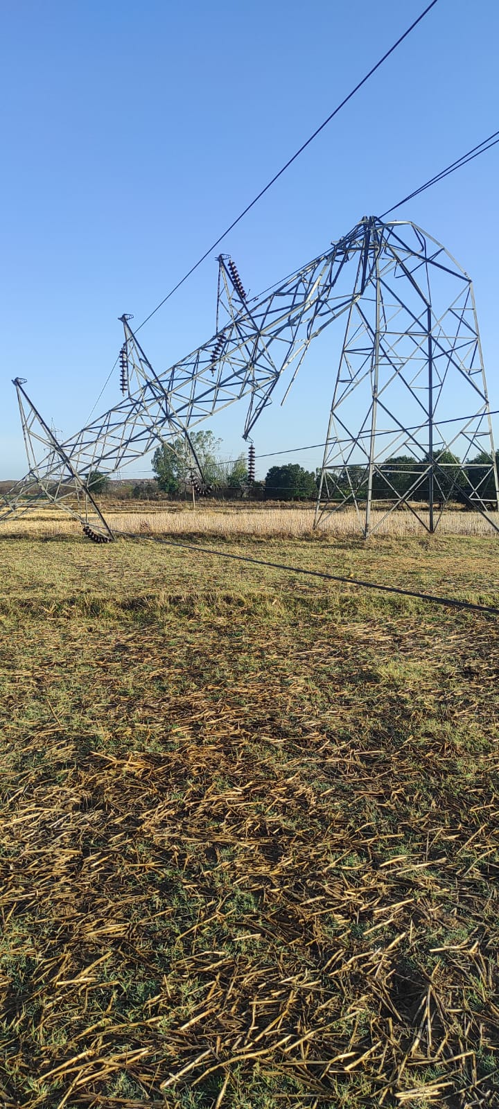 पसही फीडर का 132केवी का 12नम्बर टाबर हवा में हुआ धाराशाही।150 गांव की बिजली गुल