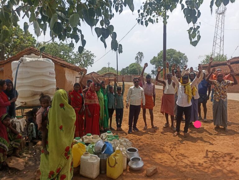 टैंकर से पानी सप्लाई नहीं किए जाने पर नाराज ग्रामीणों ने किया प्रदर्शन