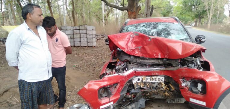 मांगलिक कार्यक्रम से लौट रही कार ने आम के पेड़ में मारी जोरदार टक्कर, 5 लोग गंभीर रूप से घायल।