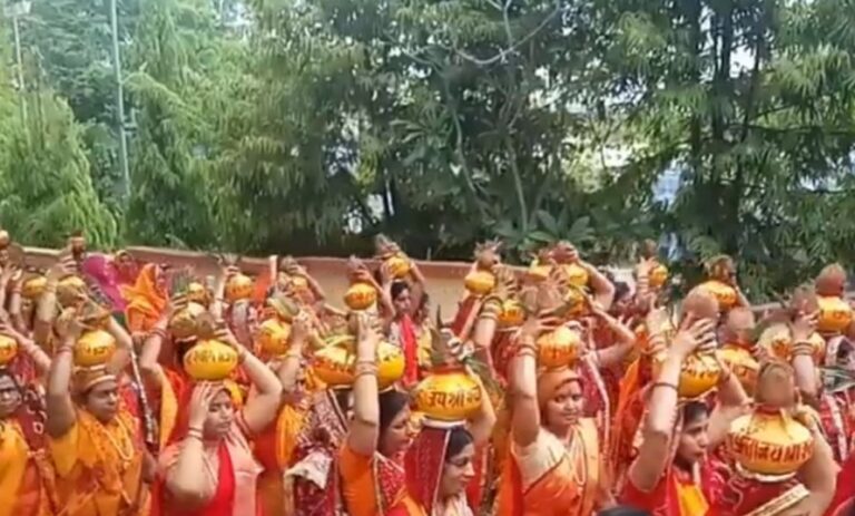 खाटू श्याम बाबा की प्राण प्रतिष्ठा कार्यक्रम के तहत रेनुकूट मे धूमधाम से निकाली गई खाटू श्याम बाबा की शोभायात्रा।
