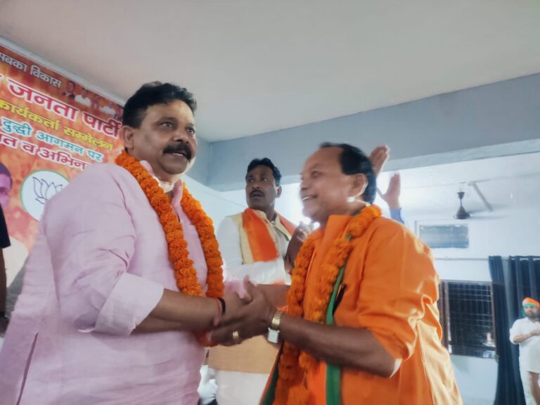 प्रभारी मंत्री ने विकास के नाम पर मांगा वोट।