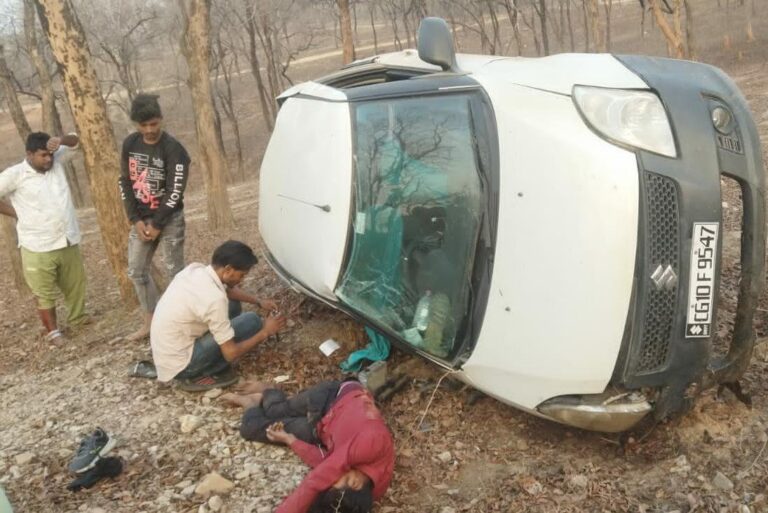 रेणुकूट खाड़पाथर के पास अनियंत्रित चार पहिया वाहन पलटी।