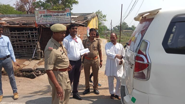नगर पंचायत चुनाव के अध्यक्ष पद के प्रत्याशी का वाहन चेकिंग करते हुए अधिकारी पुलिस बल।