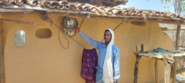 वृद्ध आंखों को आज भी बिजली का इंतजार,विद्युतीकरण के बावजूद अंधेरे में गांव।